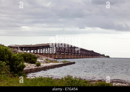 Vieux, abandonnés Bahia Honda pont ferroviaire (c.1912) vue depuis le port de Spanish Key dans les Keys de la Floride, USA. Banque D'Images