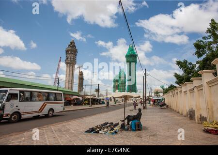 Touba. 16 Sep, 2014. Photo prise le 16 septembre 2014 montre la Grande Mosquée de Touba en rénovation à Touba, la ville sainte du Sénégal. A commencé sénégalais de se préparer pour l'Aïd al-Adha, connu comme la Tabaski dans la langue locale de Wolof, qui est censée tomber le 5 ou 6 cette année au Sénégal. Crédit : Li Jing/Xinhua/Alamy Live News Banque D'Images