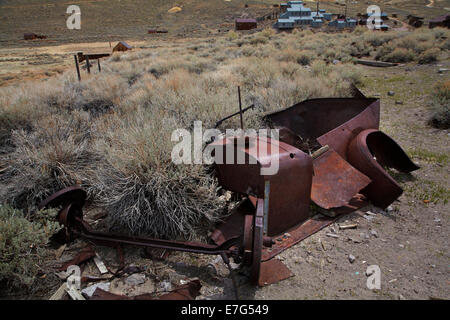 Voiture d'époque à l'abandon, Bodie Ghost Town ( altitude 8379 ft / 2554 m ), Bodie Hills, comté de Mono, l'Est de la Sierra, en Californie, USA Banque D'Images