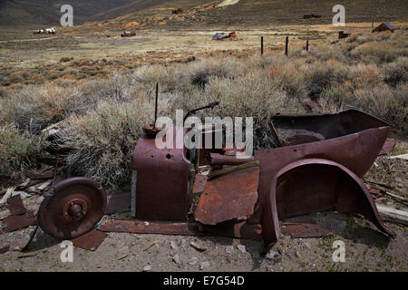 Voiture d'époque à l'abandon, Bodie Ghost Town ( altitude 8379 ft / 2554 m ), Bodie Hills, comté de Mono, l'Est de la Sierra, en Californie, USA Banque D'Images