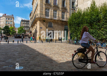 Bordeaux, (Bourgogne) France, scènes de rue, tourisme touristique, femme vélo dans le centre ville, vélo europe Banque D'Images