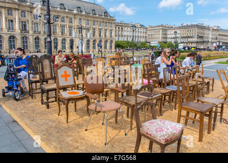 Bordeaux, France, scènes de rue, d'art public, diverses chaises installées sur Town Square Banque D'Images