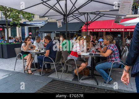 Bordeaux, (Bourgogne) France, foule de gens, dîner féminin, partager des boissons, Terrasse extérieure, scène de rue, dans le café français, Bistro restaurants, vacances Banque D'Images