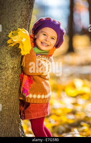 Happy little girl playing in the autumn park Banque D'Images