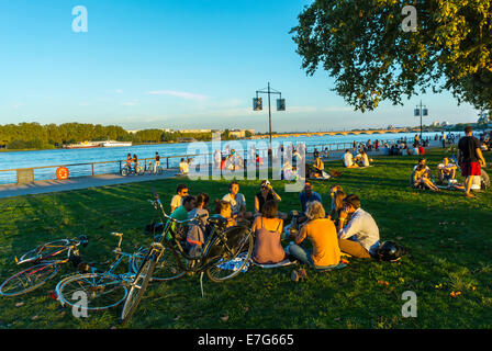 Bordeaux, France, Bourgogne, foule nombreuse, étudiants dans le parc Français Teens Hanging out in on River Quay, adolescents parlant, groupe d'amis sur la ville de vacances [arrière] Banque D'Images