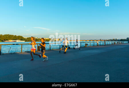 Bordeaux, France, scènes de rue, les gens le jogging, les adolescents français de traîner dans un parc public sur River Quay Banque D'Images