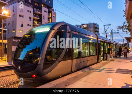 Bordeaux, France, Tram, Street Scenes, public Lightrail train, Côté, sur les voies de la gare 'Berges du Lac' environnement de transport public france Banque D'Images