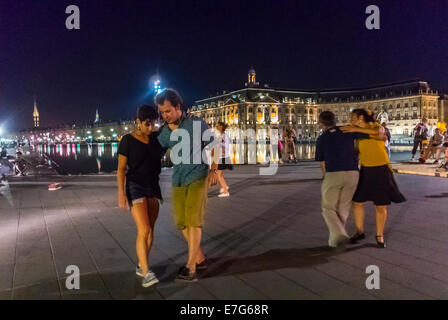 Bordeaux, France, scènes de rue, des couples danser le Swing sur Town Square, Place de la Bourse", la nuit Banque D'Images