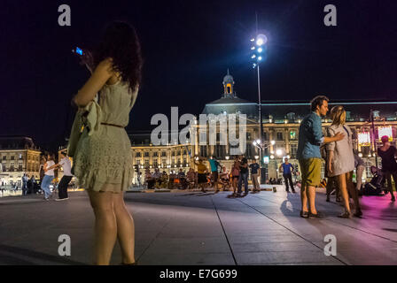 Bordeaux, France, scènes de rue, couples dansant sur la place de la ville, lieu de nuit, couleur de la ville Banque D'Images