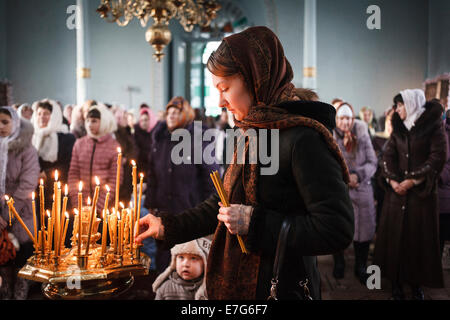 Messe du matin au cours de la fête de l'Epiphanie, dans l'église du vieux-croyants orthodoxes, Vilkovo, Ukraine Banque D'Images