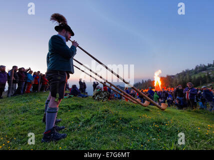 Les joueurs de cor des Alpes et de joie, au festival du solstice d'été, Kampenwand Aschau im Chiemgau, Alpes de Chiemgau, Haute-Bavière Banque D'Images