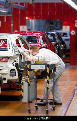 L'homme travaillant sur la ligne de production de l'Audi A3 à l'usine Audi, Ingolstadt, Bavière, Allemagne Banque D'Images