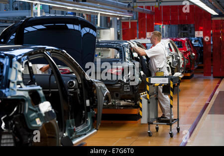 L'homme travaillant sur la ligne de production de l'Audi A3 à l'usine Audi, Ingolstadt, Bavière, Allemagne Banque D'Images