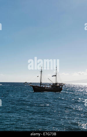 Bateau d'excursion avec un drapeau pirate, Tenerife, Canaries, Espagne Banque D'Images