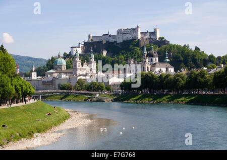 Château de Hohensalzburg, la rivière Salzach, au premier plan, Salzbourg, Autriche Banque D'Images