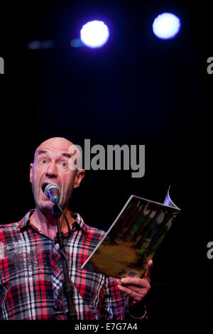 Edinburgh, Ecosse, Royaume-Uni. 16 Sep, 2014. Tam Dean Burn se lit de The Gruffalo au cours de répétitions de Blabbermouth. Blabbermouth est l'événement en direct de 12 heures qui aura lieu dans la capitale à la veille du référendum historique pour célébrer la contribution du pays au monde à travers sa parole écrite. 16 septembre 2014. Édimbourg, Écosse, Royaume-Uni Crédit : GARY DOAK/Alamy Live News Banque D'Images