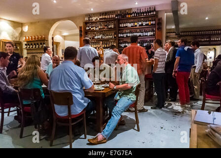 Bordeaux, Bourgogne, France, Groupe de personnes, coin assis autour de la table, le partage des repas, à l'intérieur Restaurant français, 'La Brasserie' Bordelais Banque D'Images