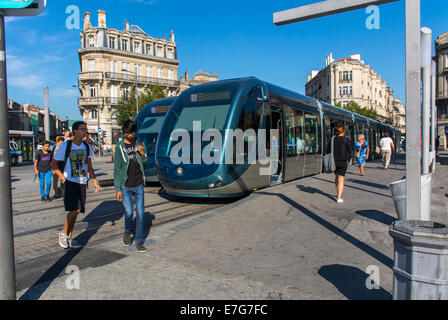 Bordeaux, France, Environnement urbain moderne, Tram, scènes de rue, Public Lightrail train, Etudiants de l'université Marche à pied, adolescents marchant dehors, gens urbain transports publics environnement france Banque D'Images