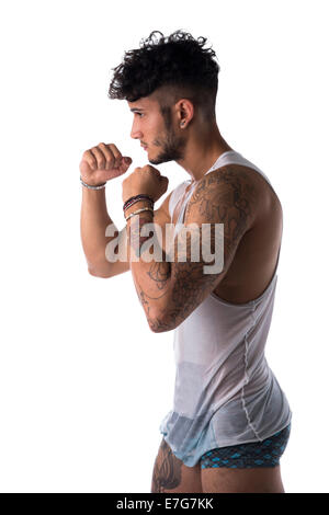 Beau jeune homme sportif dans une pose de boxe. Vue de côté. Isolated on white Banque D'Images