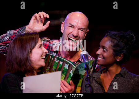 Edinburgh, Ecosse, Royaume-Uni. 16 Sep, 2014. Acteurs, Tam Dean Burn (centre), Morven Christie (BBC2 vingt douze) (à gauche) et l'Anneika Taggart (Rose) (à droite) pour répéter à la salle de l'Assemblée Blabbermouth sur la butte. Blabbermouth est l'événement en direct de 12 heures qui aura lieu dans la capitale à la veille du référendum historique pour célébrer la contribution du pays au monde à travers sa parole écrite. 16 septembre 2014. Édimbourg, Écosse, Royaume-Uni Crédit : GARY DOAK/Alamy Live News Banque D'Images