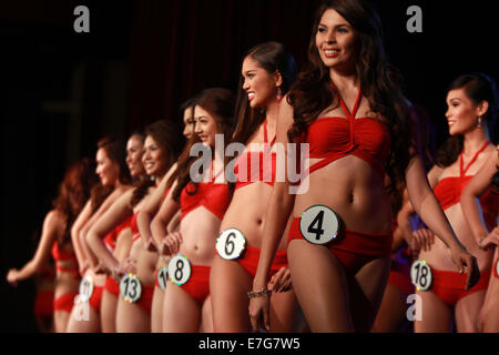 Paranaque City, Philippines. 17 Sep, 2014. Les participants réagissent au cours de la Miss Monde 2014 Philippines présentation dans Paranaque City, Philippines, le 17 septembre 2014. Un total de vingt-six participants de différentes régions des Philippines sont en lice pour les Miss Monde 2014 Philipiines, et le grand gagnant sera en compétition contre les concurrents d'autres pays et régions pour l'élection de Miss Monde 2014. Credit : Rouelle Umali/Xinhua/Alamy Live News Banque D'Images