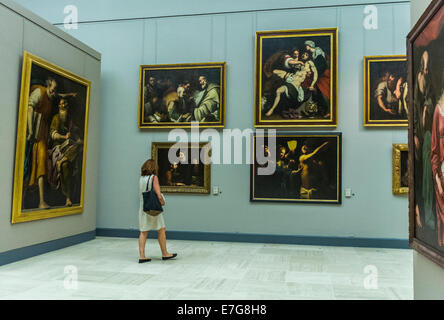 Bordeaux, France, femme, touristes regardant, admirant l'art, à l'intérieur du Musée français, 'Musée des Beaux-Artss' peintures historiques d'art Banque D'Images