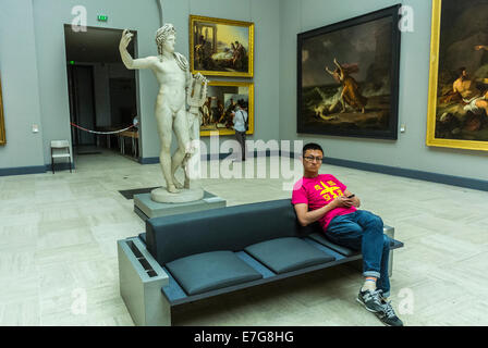 Bordeaux, France, Europe, de touristes chinois jeune homme assis, au repos à l'intérieur visite musée français, musée des Beaux-Arts' Banque D'Images