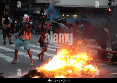 Sao Paulo, Brésil. Sept 16, 2014. Les gens ont mis le feu à ordures et déchets de bois au milieu d'une rue après l'expulsion a pris fin à de violents affrontements dans le centre-ville de Sao Paulo. Des affrontements entre la police et les gens qui étaient contre l'expulsion a eu lieu toute la journée et une grande partie de l'échange était fermé. La police a tiré des gaz lacrymogènes, des balles en caoutchouc et des grenades assourdissantes tandis que les protestataires fait feu des barricades et de définir au moins un bus en feu. © Tiago Mazza Chiaravalloti/Pacific Press/Alamy Vivre sw Banque D'Images