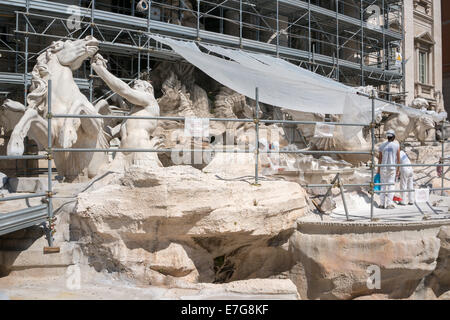 Italie : les travaux de restauration de la fontaine de Trevi à Rome. Photo du 5 septembre 2014. Banque D'Images