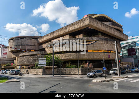 Bordeaux, France, scènes de rue, Bâtiment de la Société bancaire française, Caisse d'Epargne, quartier Mériadeck , (architecte crédit : Edmond Lay) structure en béton armé, Architecture brutaliste, rue avec banques France Banque D'Images