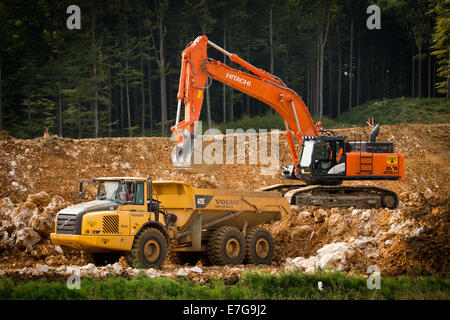 Hitachi Zaxis 470 LCH-5 & Volvo A25 F, G dumper au travail à grande vitesse, Ulm, Scharenstetten - Stuttgart, Allemagne, le 10 septembre, 2014. Banque D'Images