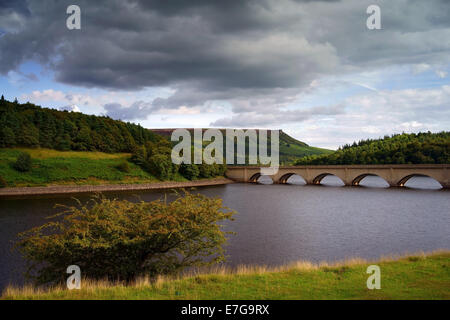 UK,Derbyshire, Peak District,Ladybower Reservoir à vers Ashopton Viaduc & Bamford Tor Banque D'Images