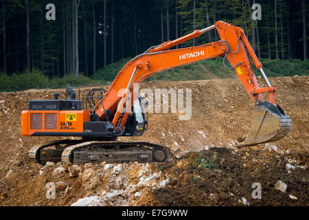 Hitachi Zaxis 470 LCH-5 & Volvo A25 F, G dumper au travail à grande vitesse, Ulm, Scharenstetten - Stuttgart, Allemagne, le 10 septembre, 2014. Banque D'Images