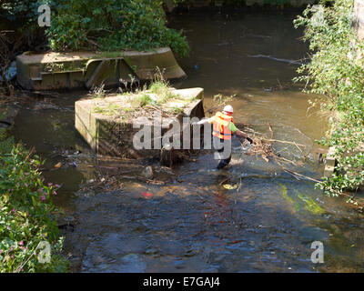 Le nettoyage de la rivière Medlock à Manchester UK Banque D'Images