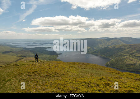 Le dirigeant d'une colline walker descend Ben Lomond vers Rowardennan par temps clair Banque D'Images