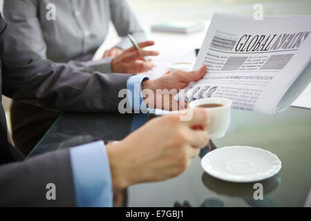 Businessman with journal café au lieu de travail Banque D'Images