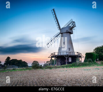 Une longue exposition de Woodchurch moulin dans la campagne du Kent Banque D'Images