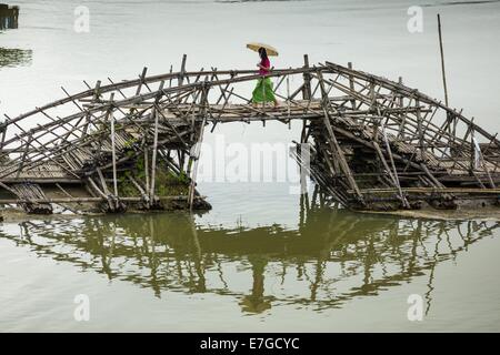 Sangkhla Buri, Kanchanaburi, Thaïlande. 16 Sep, 2014. Une femme traverse le pont de bambou temporaire qui est utilisé alors que les Mon Pont est réparé. Les 2800 pieds de long (850 mètres) Saphan Mon (Mon) pont enjambe la rivière Kalia Chanson. C'est aurait été deuxième plus long pont de bois dans le monde. Le pont a été gravement endommagé au cours de fortes pluies en juillet 2013 lorsque son pied 230 section centrale (70 mètres) s'est effondré lors d'inondations. © ZUMA Press, Inc./Alamy Live News Banque D'Images