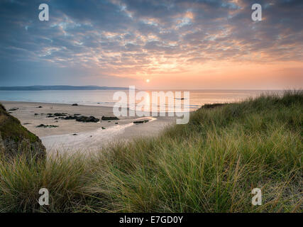 Coucher de soleil sur la plage à Hayle en Cornouailles des dunes de sable à Towans Gwithian Banque D'Images