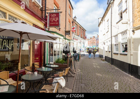 Café et boutiques sur une rue tranquille au centre-ville de Melton Mowbray, Leicestershire, England, UK Banque D'Images