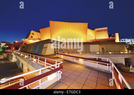 Allemagne, Berlin, philharmonie hall, nuit, l'éclairage nocturne, l'architecture, les arts, la culture, l'Orchestre Philharmonique de Berlin, music hall, terrasse, entrée privée, vue de nuit, Voyage, tourisme, Berlin by night, - Juillet 2014 Banque D'Images