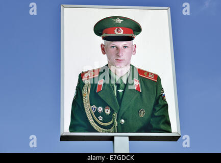 Allemagne, Berlin, le Checkpoint Charlie, sowjet soldat, portrait, Frank Thiel, photographe, ancien poste frontière, guerre froide, Fédération de secteur, secteur américain, point de contrôle, Voyage, tourisme, les sites touristiques de Berlin, Berlin tour, jeune soldat en uniforme sowjet - Jul Banque D'Images