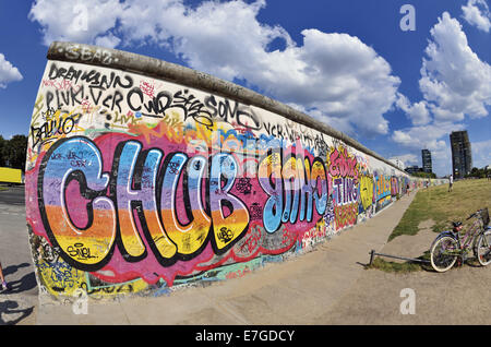 Allemagne, Berlin, East Side Gallery, mur, graffitis, peintures murales, mur de Berlin, capitale allemande, Voyage, tourisme, mémoire, visite historique de Berlin, sun, ensoleillée, un été à Berlin, l'unification allemande, vélos, ciel bleu, les nuages, les arts de la rue, l'unification allemande, le froid Banque D'Images