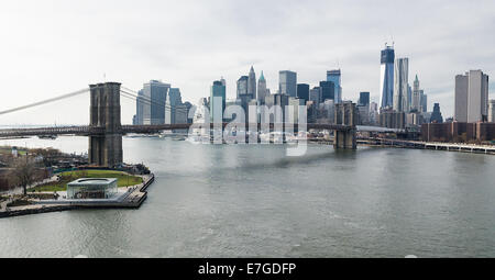 Pont de Brooklyn, Jane's carousel, freedom tower et le lower Manhattan skyline. Banque D'Images