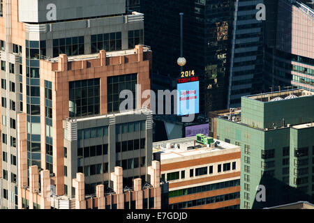 30 AOÛT 2014 - NEW YORK : annonce de la 'Toshiba' marque sur Times Square se lit 'Éclairage Solutions'. Banque D'Images