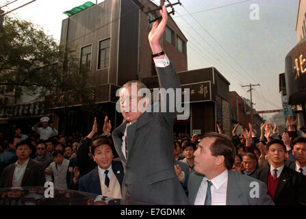 L'ancien Président des États-Unis, Richard M. Nixon courbes à une foule recueillie au cours d'une balade autour du quartier commerçant de Wangfujing Street, 30 octobre 1989 à Beijing, Chine. Nixon s'est rendu à titre privé par le gouvernement chinois. Banque D'Images