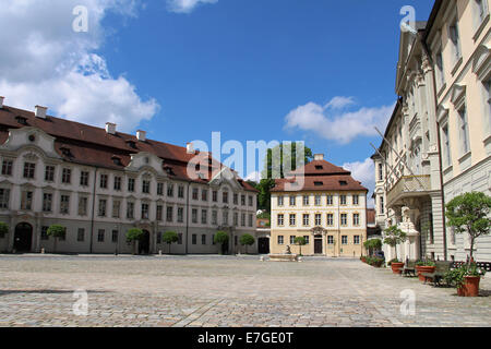 Allemagne : place de la résidence avec le prince-évêque's residence (à droite) à Eichstätt (Bavière). Photo du 18 mai 2013. Banque D'Images