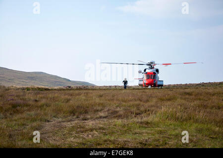 La Garde côtière irlandaise IRCG Garda Cósta na hÉireann hélicoptère Sikorsky atterrit sur la tourbière lors d'un secours médical dans l'Irlande rurale Banque D'Images