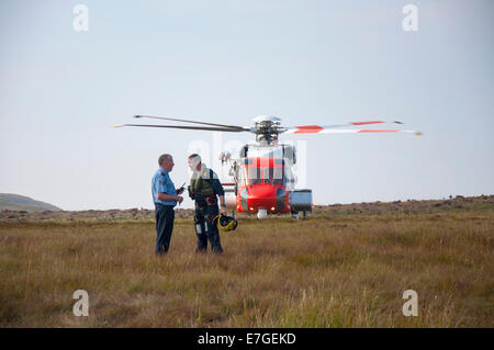La Garde côtière irlandaise IRCG Garda Cósta na hÉireann membre de l'équipage de l'hélicoptère Sikorsky la liaison avec la police irlandaise Banque D'Images