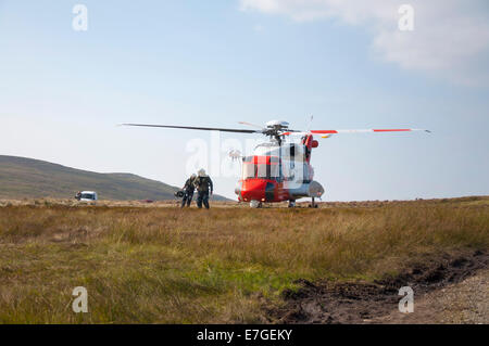 La Garde côtière irlandaise IRCG Garda Cósta na hÉireann hélicoptère Sikorsky sur terres de marécages lors d'un secours médical dans l'Irlande rurale Banque D'Images